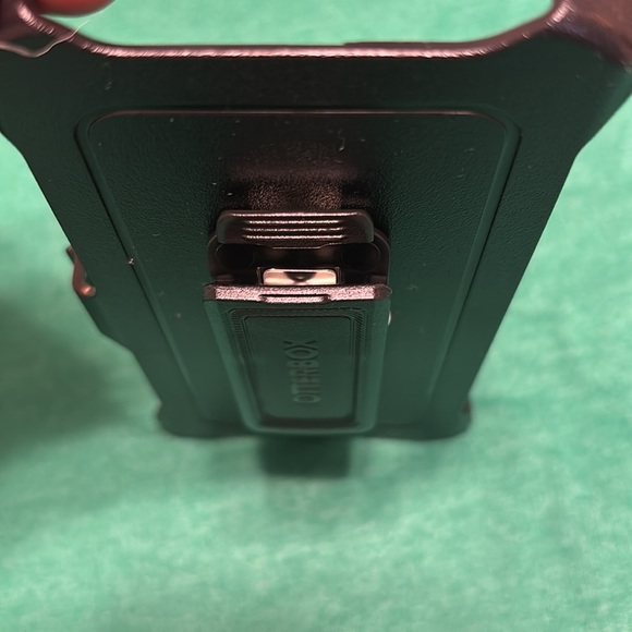 Brand New OtterBox Defender Belt Clip Holster for Apple IPhone 15. - Picture 2 of 4